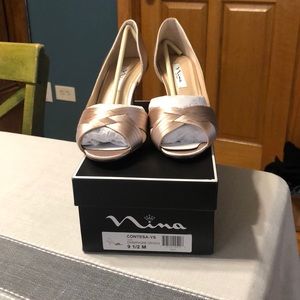 Brand new 9.5 Nina Contesa heels in champagne